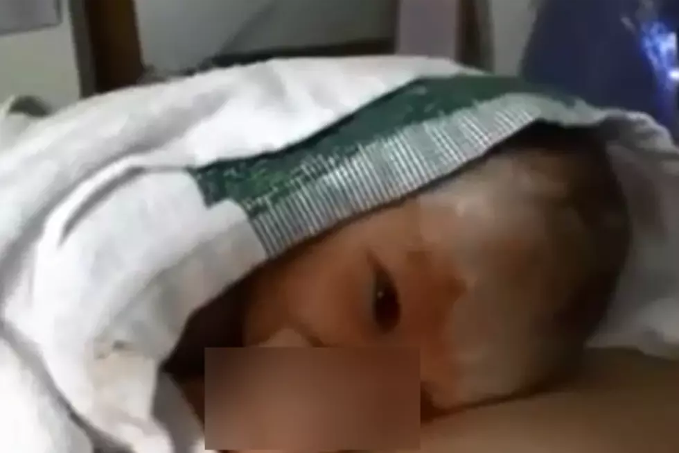 Newborn&#8217;s First Gesture to Father is Hilarious [VIDEO]
