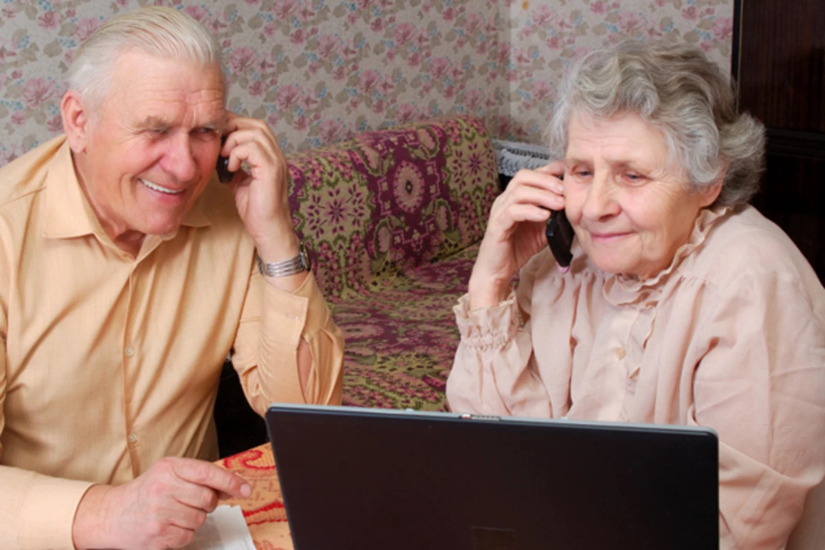 Смартфон для пенсионеров 2024. Смартфон для пенсионеров. Дедушка видеосвязь. Дедушка и бабушка разговаривают по телефону. Бабушка по видеосвязи.