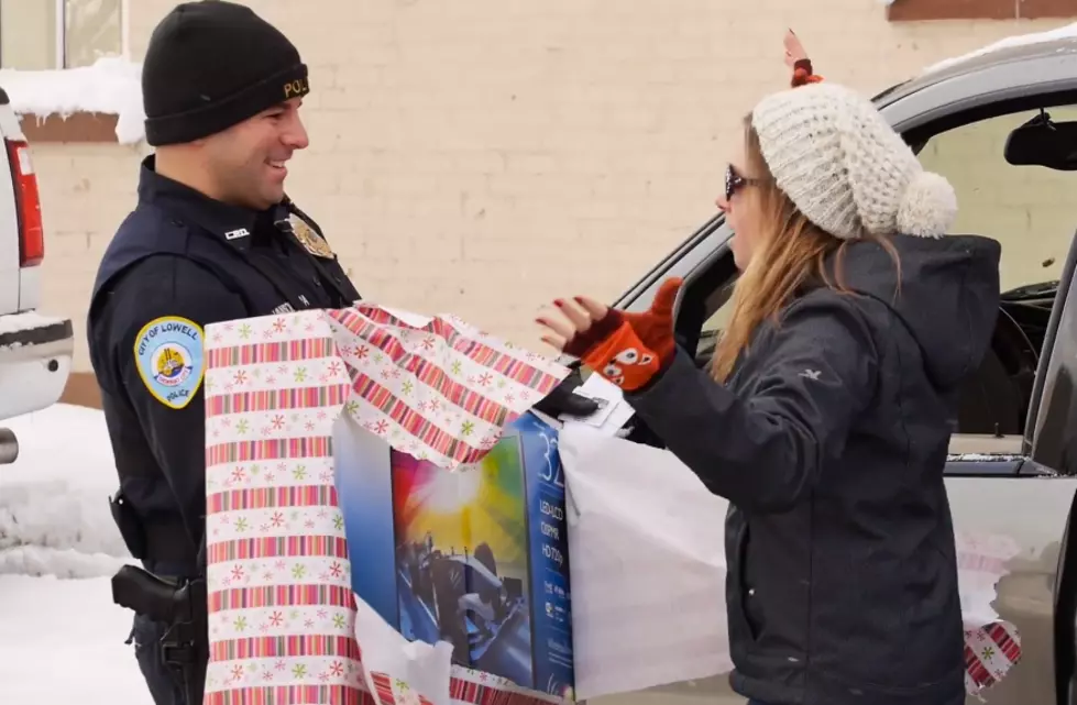 Lowell, Michigan Police Pull Drivers Over to Give Them Presents [VIDEO]