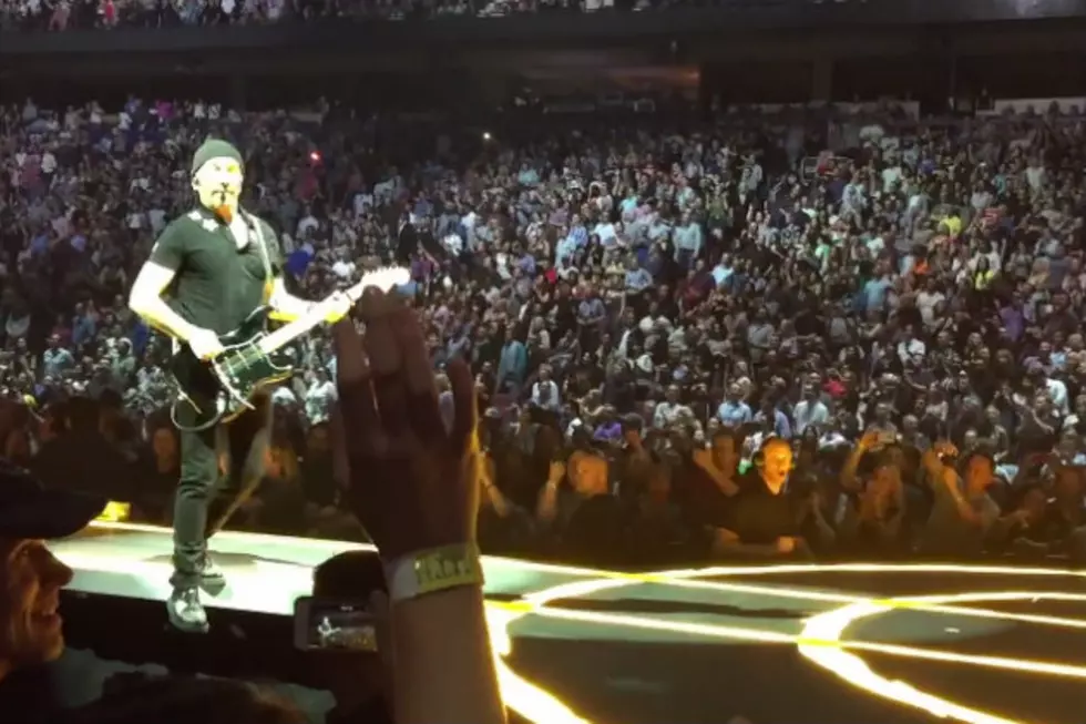 U2&#8217;s The Edge Falls Off Stage During Concert In Vancouver [VIDEO]