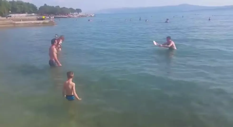 Playing Frisbee – These Dopes Are Doing It Wrong [VIDEO]