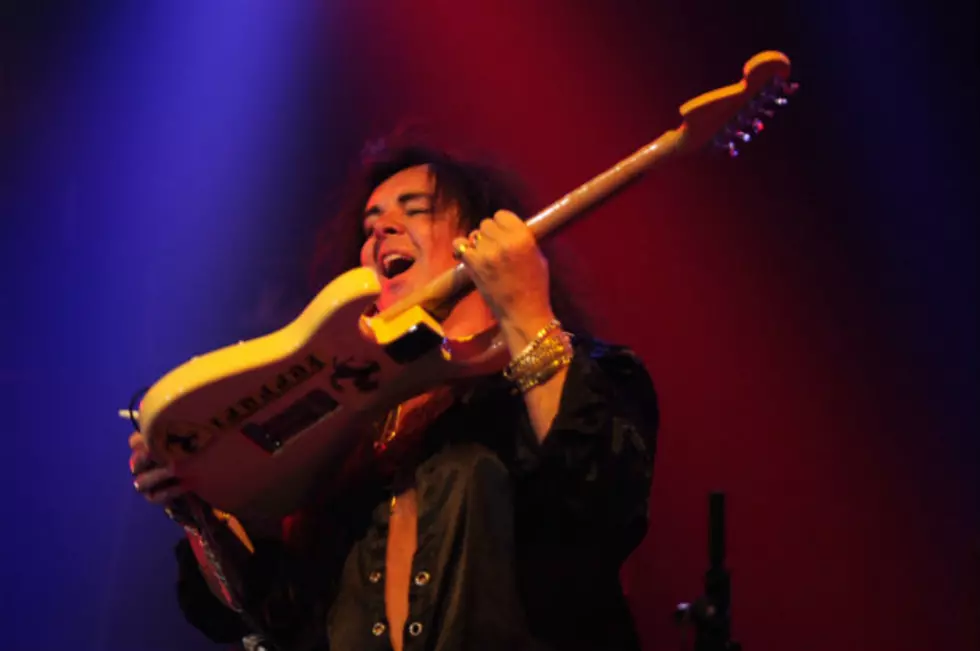 Yngwie Malmsteen’s Tech Drops Guitar During Royal Oak Show [VIDEO]