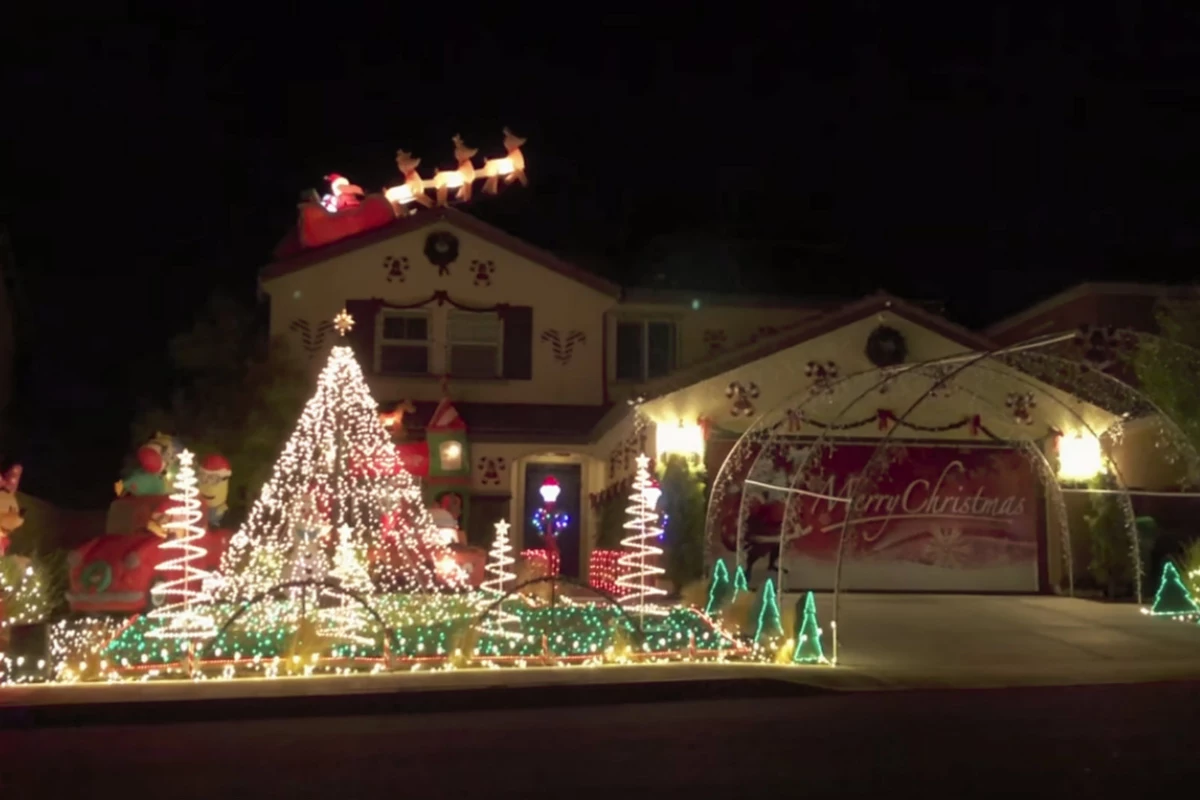 Awesome Xmas Light Display Set To 'Thunderstruck' [VIDEO]