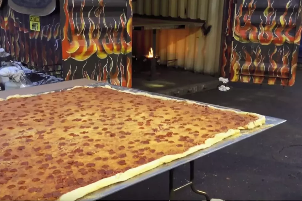 Southgate Restaurant Delivers World's Largest Pizza [VIDEO]