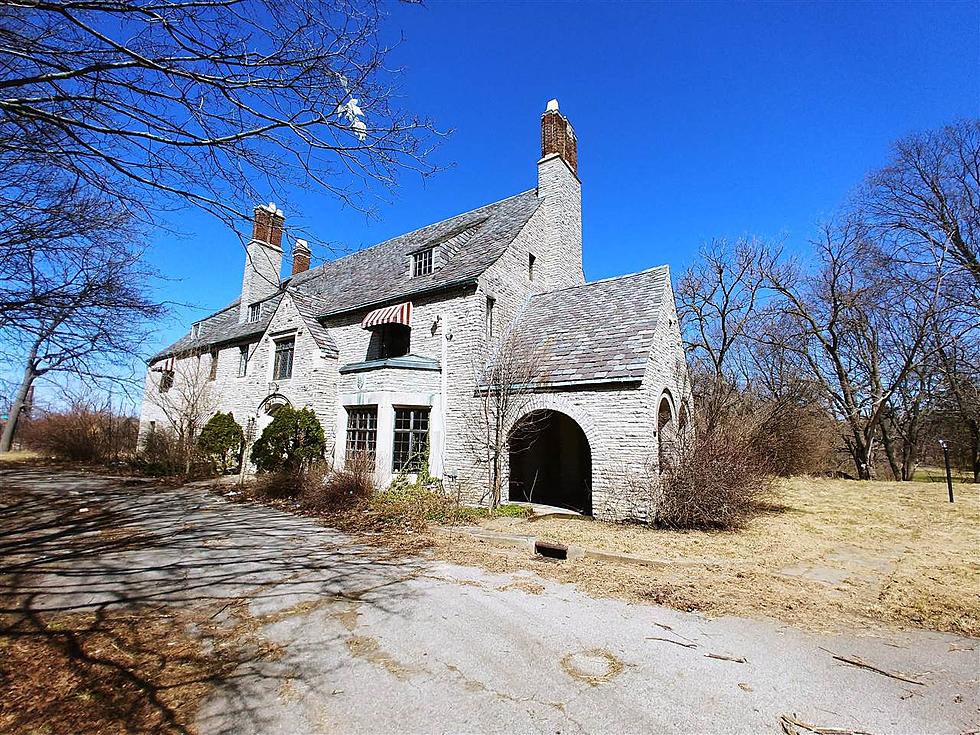 This Awesome 23-Room Mansion in Flint is One Hell of a Steal