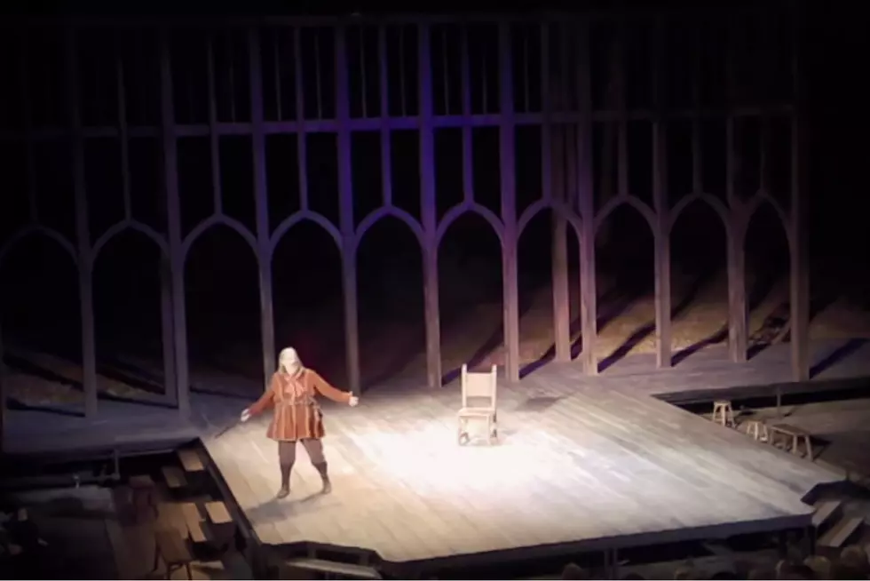 Tom Hanks Improvises On Stage After Audience Member Faints [VIDEO