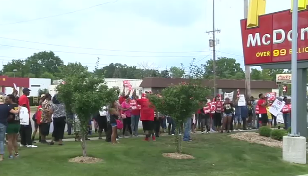 Protest At Flint McDonald’s Demanding $15 Minimum Wage [VIDEO]