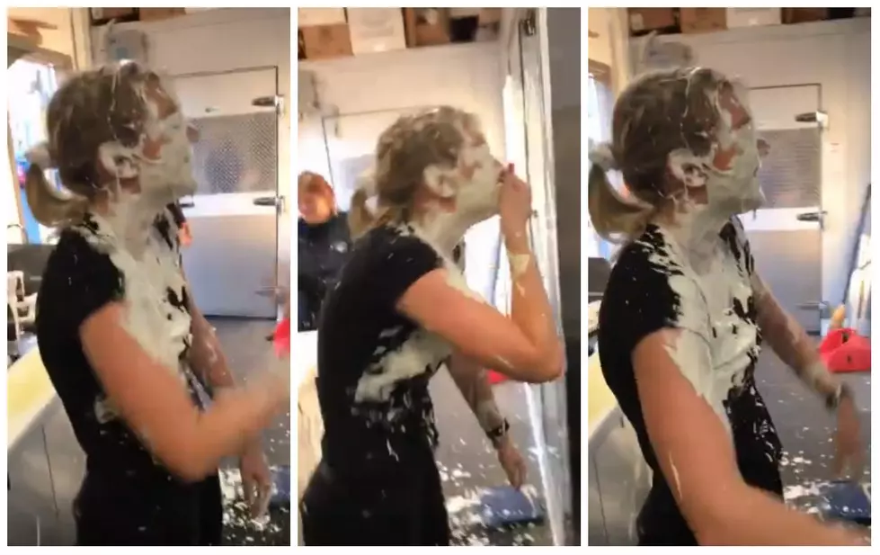 Ranch Bath &#8211; Server Gets Covered In Salad Dressing [VIDEO]