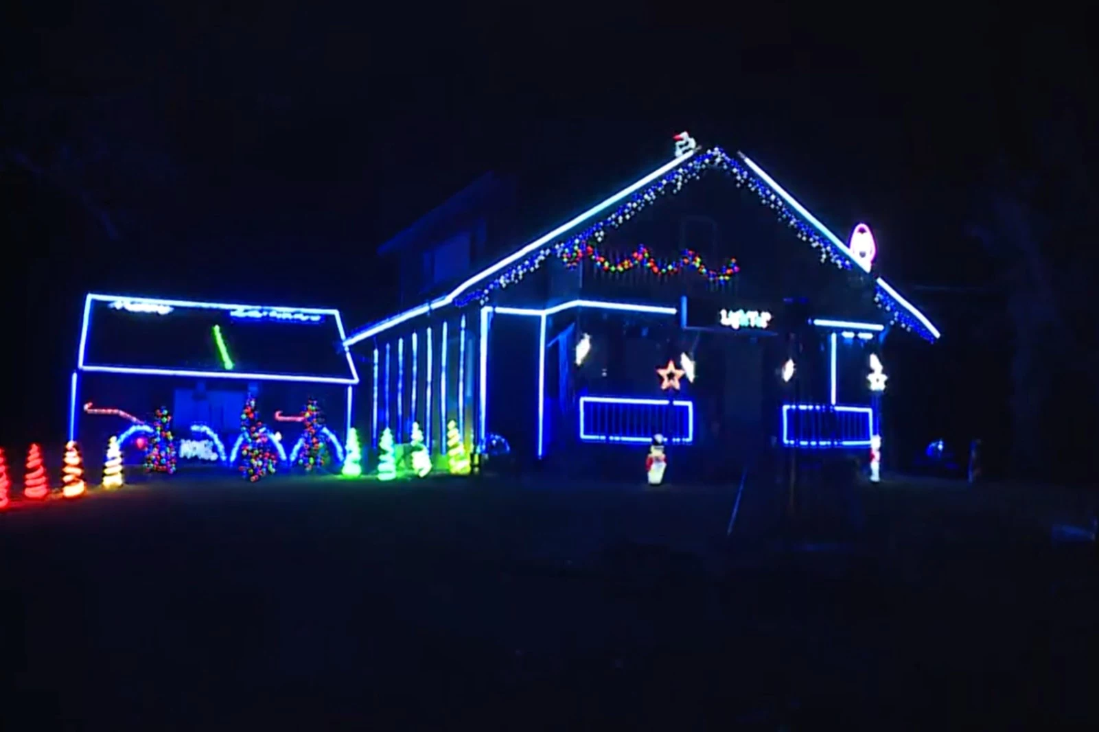Fenton Home's Massive Holiday Display Has 80,000 Synchronized 