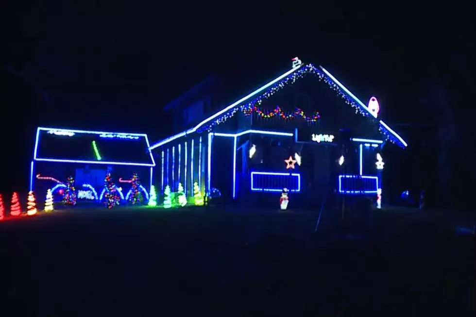 Fenton Home’s Massive Holiday Display Has 80,000 Synchronized Lights