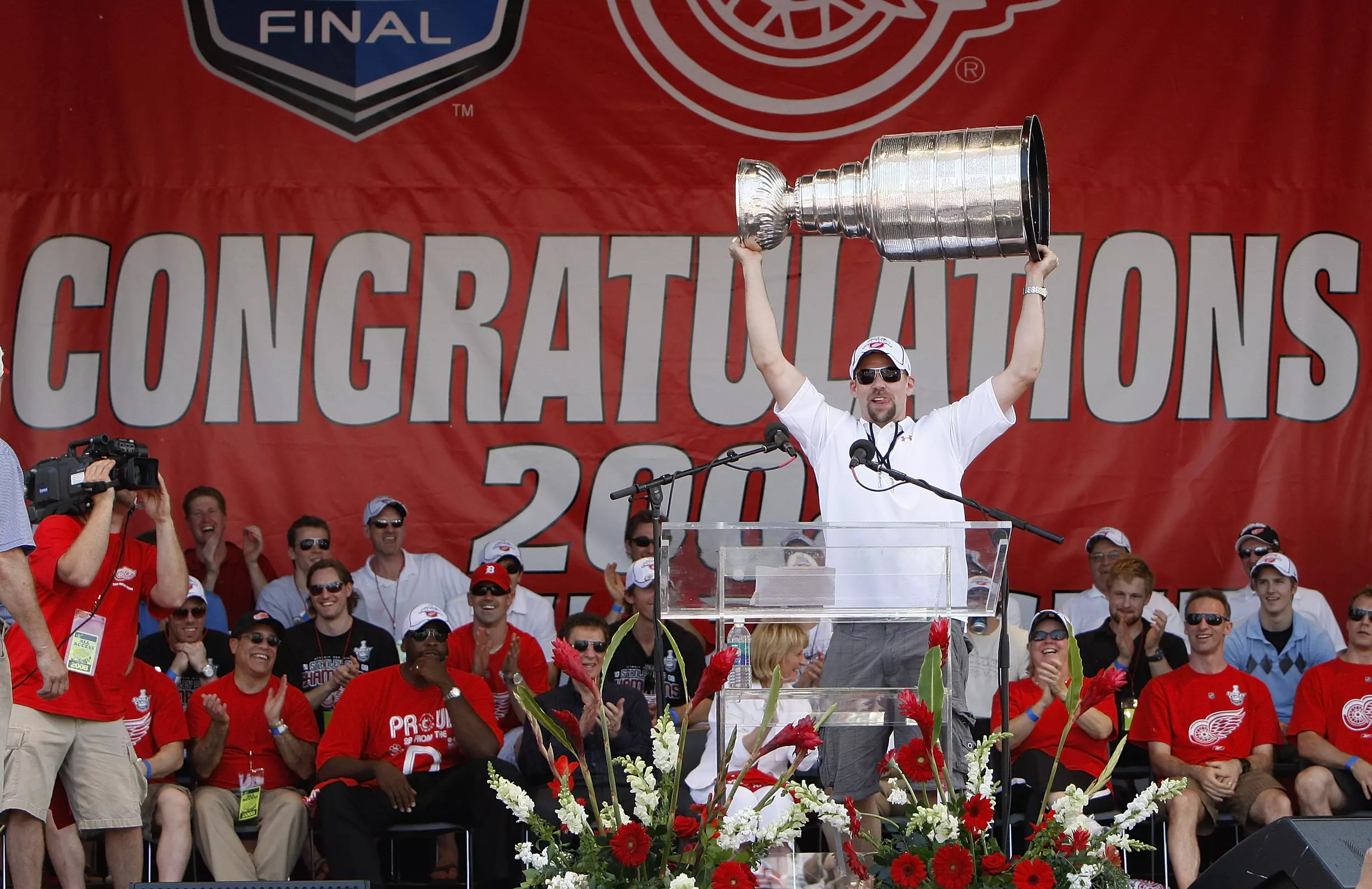 Steve Yzerman of the Detroit Red Wings hands the Stanley Cup off to News  Photo - Getty Images