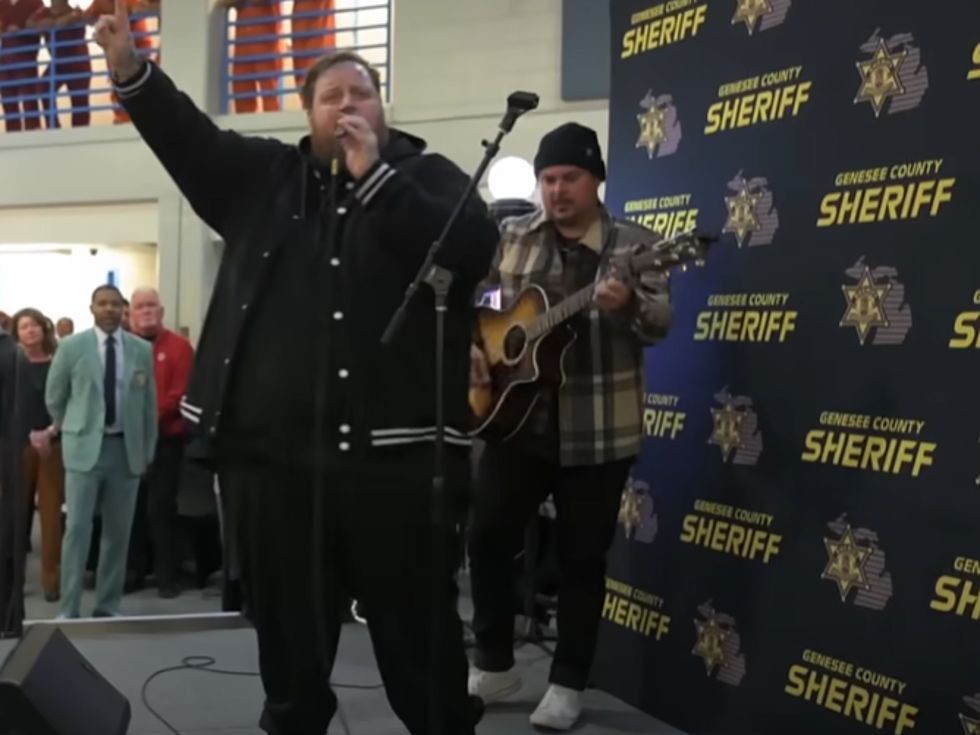 Watch &#8211; Jelly Roll Rocks The Genesee County Jail In Flint