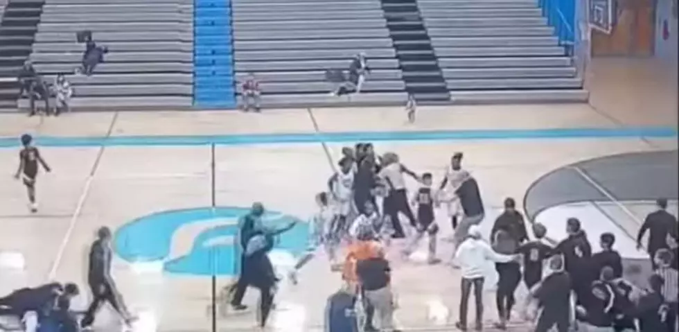 WATCH: Fight Breaks Out During Vassar&ndash;Flint Southwestern Game