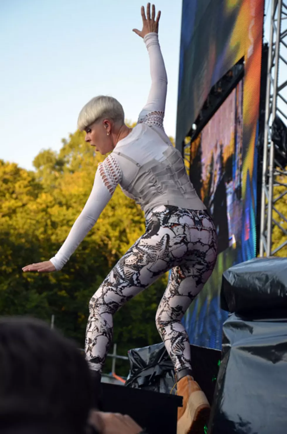 Robyn headlining ACL Live during tour w/ Coldplay (dates)