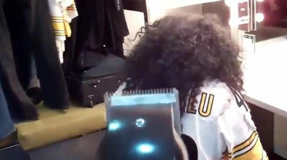 Steelers Troy Polamalu Gets Free Hair Cut [Video]