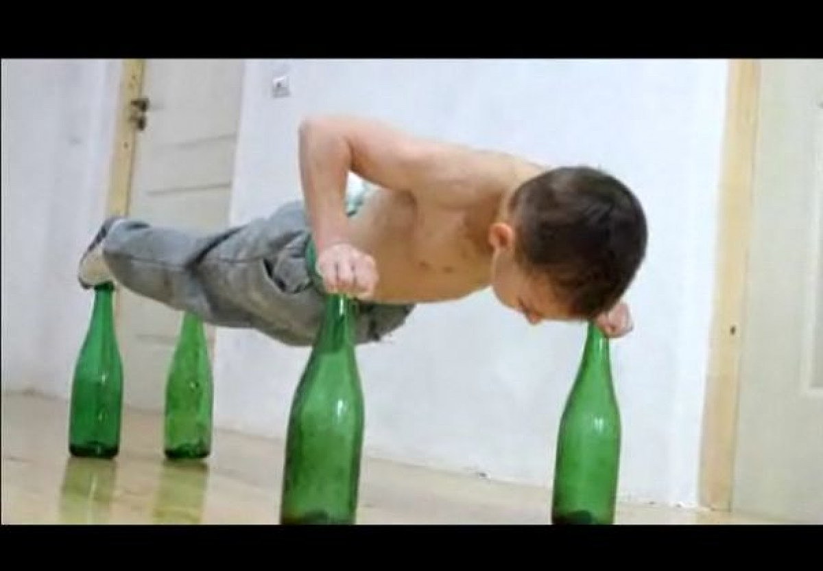Спайк прыгает на бутылке. Джулиано строе. Сидит на бутылке. Мужчина с бутылкой.