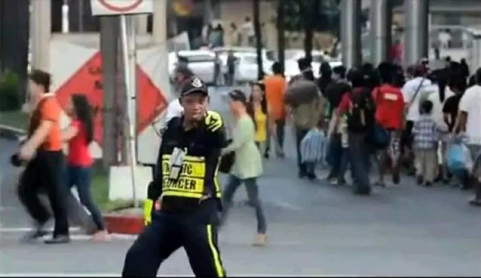 The Dancing Traffic Cop In The Philippines Is The Man [Video]