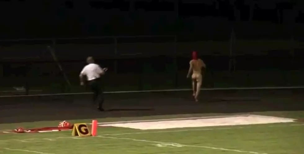 Streaker At Seminole High Football Game Shows How It’s Done [Video]