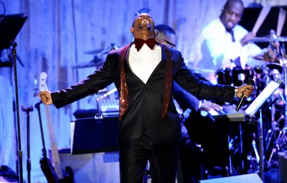 R. Kelly Sings &#8216;Security&#8217; To Break Up A Girl Fight At His Show [Video]