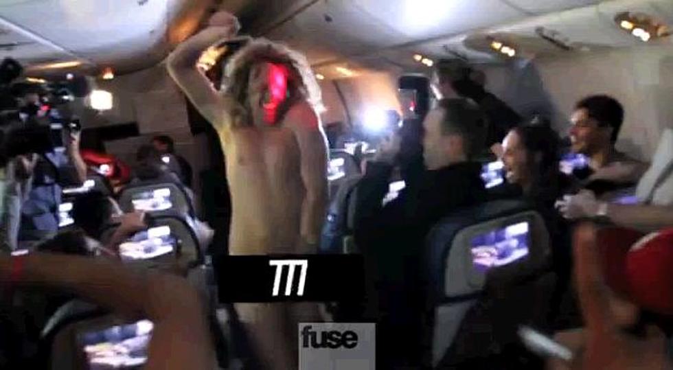 Reporter Goes Streaking On The Rihanna &#8216;777 Tour&#8217; Plane [Video]