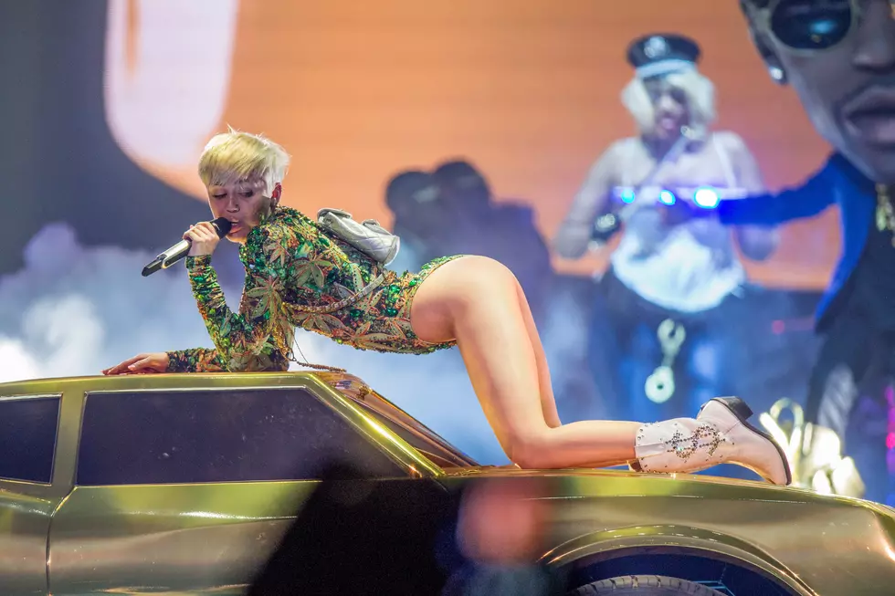 Miley Cyrus Performs In Bra And Panties After Wardrobe Malfunction [Video]