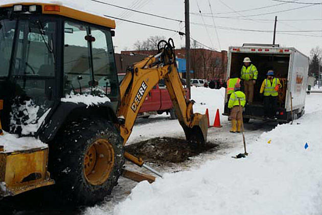 Flint Residents Start Digging Up Lead Water Pipes After City And State Delays