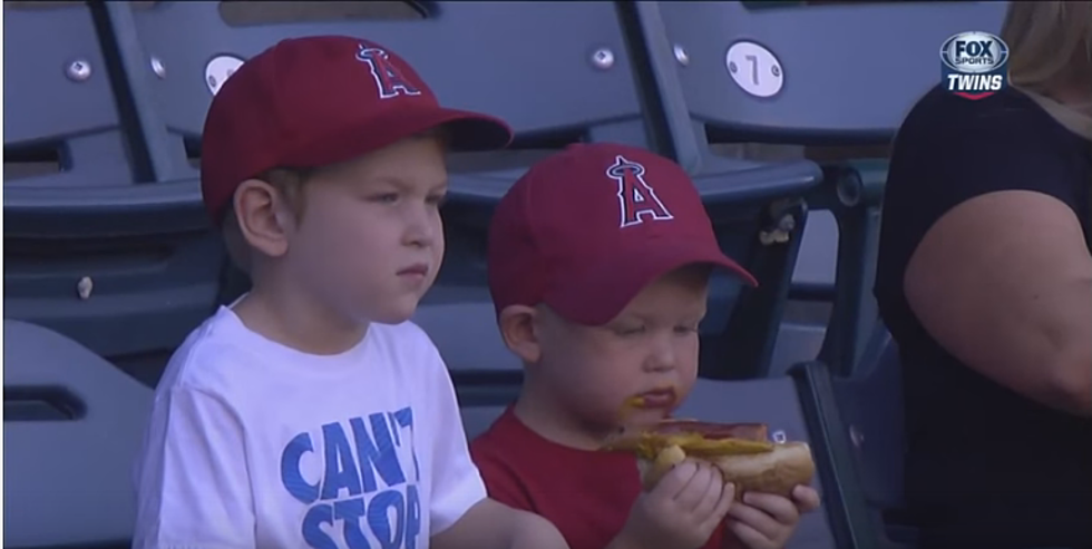 Toddler Doesn’t Understand How To Properly Eat Hot Dog At Baseball Game [Video]