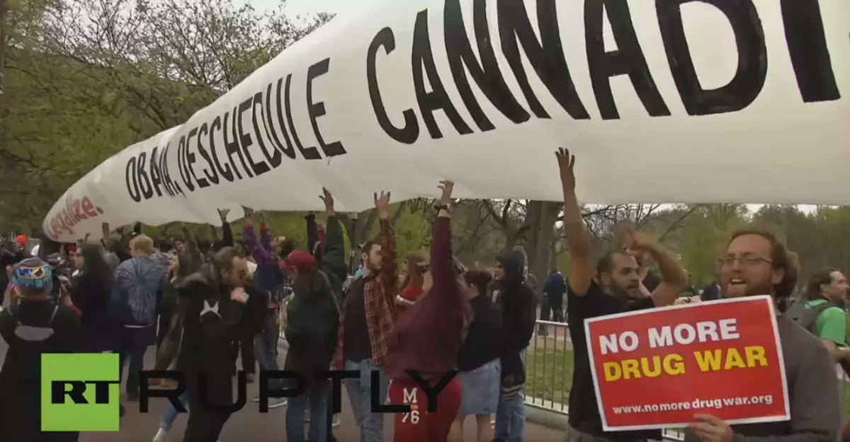 Marijuana Activists Light Up In Front Of White House, Ask Obama To ...