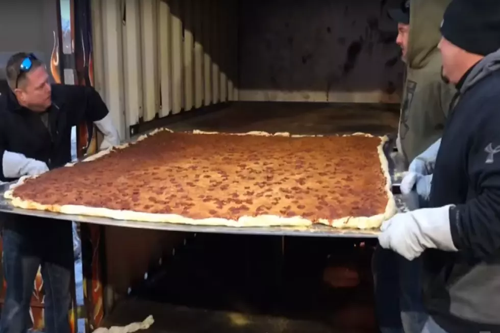 Michigan Pizzeria Breaks Record For Largest Delivered Pizza