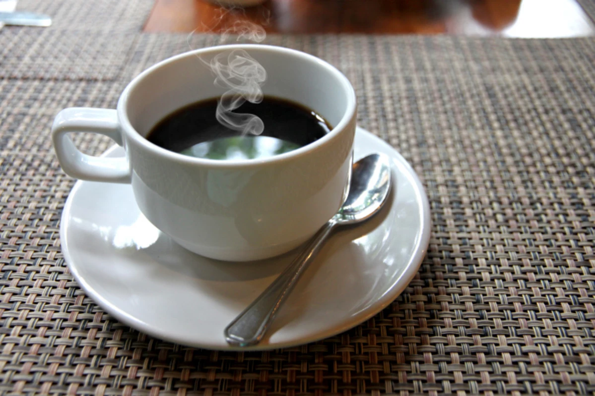 Do a cup of coffee. Кофе. Чашка кофе. Чашка кофе на столе. Кружка чая на столе.