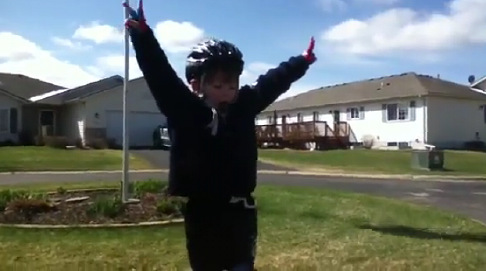 Little Guy Learns to Ride His Bike – Gives Others Motivational Speech [VIDEO]