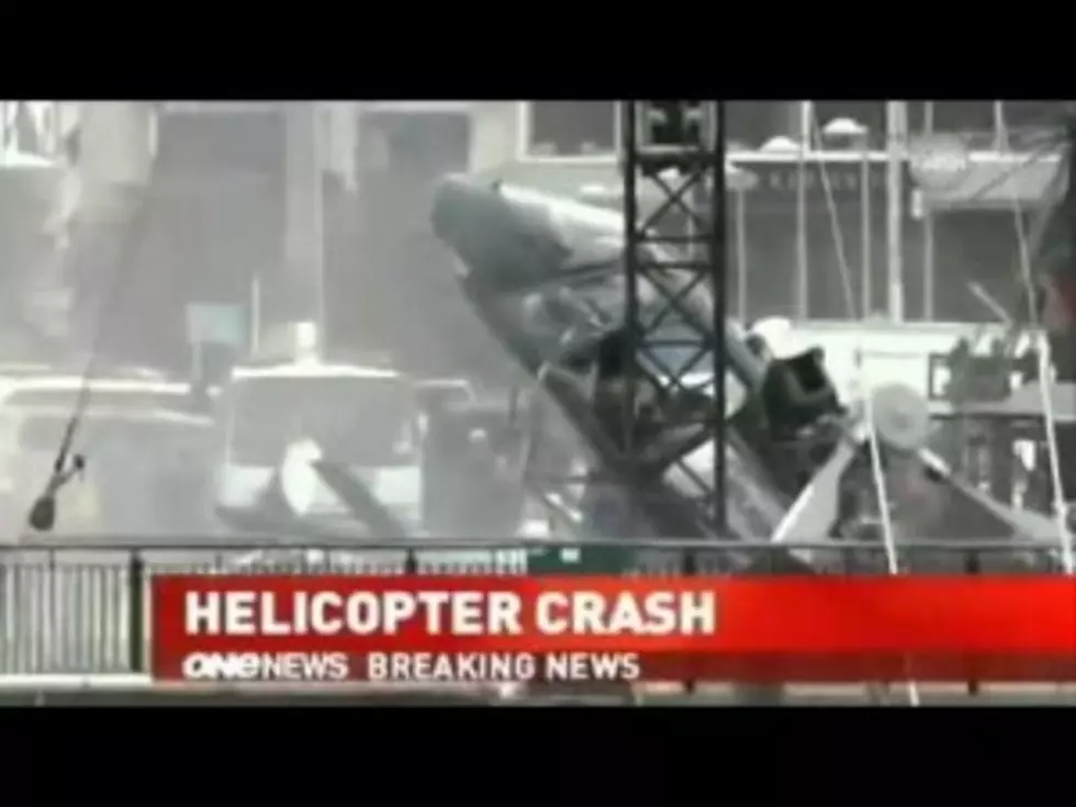 Helicopter Crashes While Putting Up Giant Christmas Tree [VIDEO]