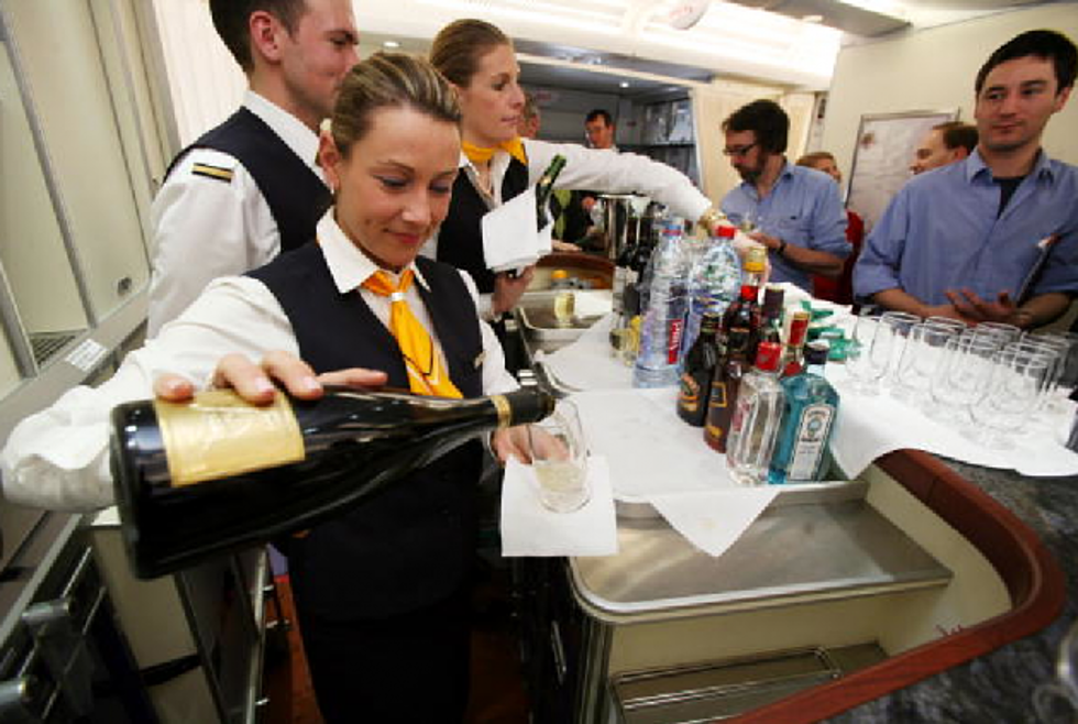 The Way To Travel – Airlines Serve Free Alcohol!