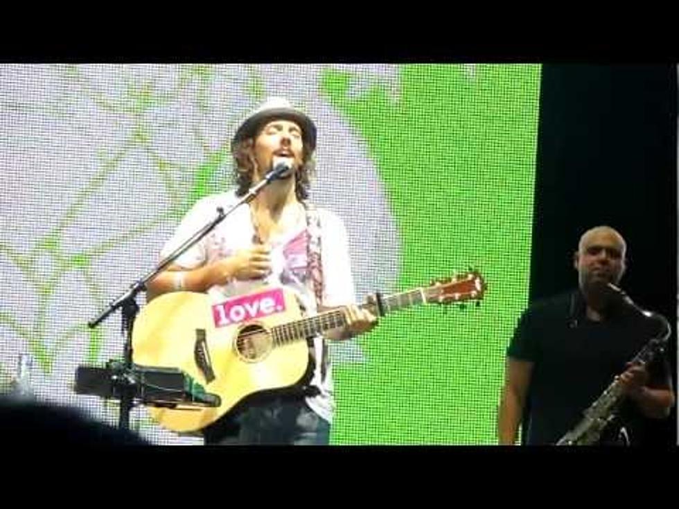 Jason Mraz Helps Fan Propose at Concert [VIDEO]