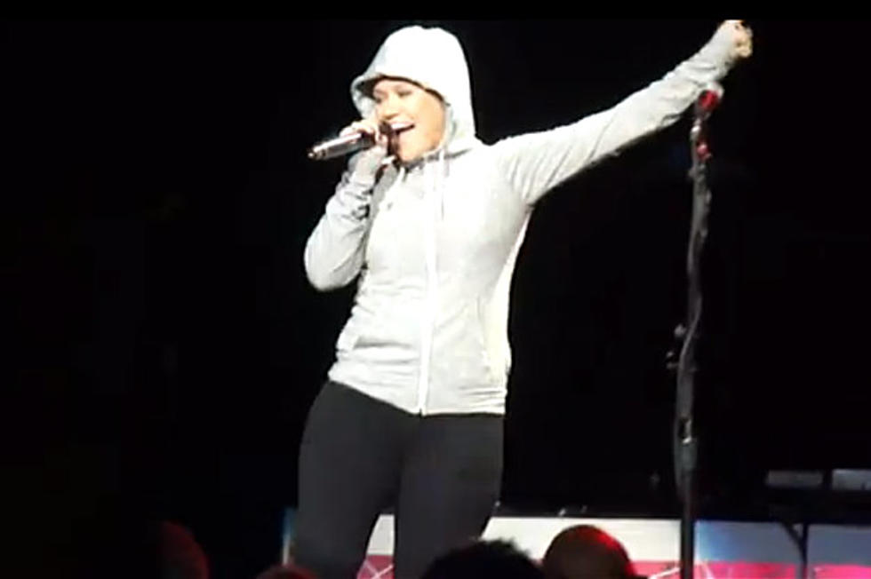 Kelly Clarkson Covers Eminem’s ‘Lose Yourself’