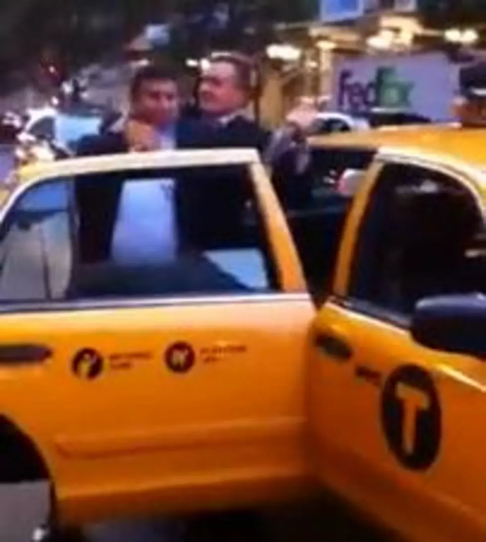 Two Men Fight Over New York Taxi [VIDEO]