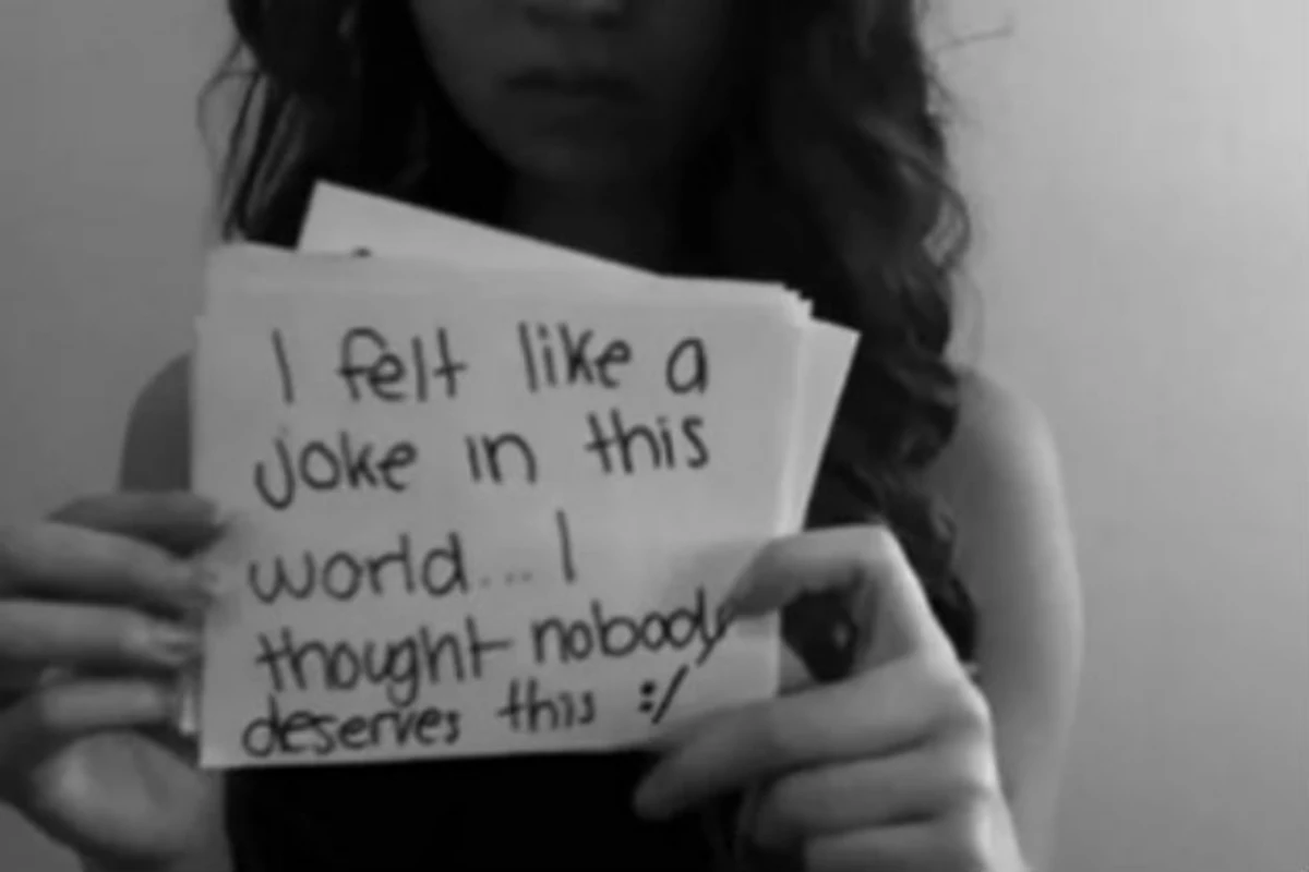 Bullied Teen Amanda Todd Sends Video Message Before Committing Suicide [ VIDEO]