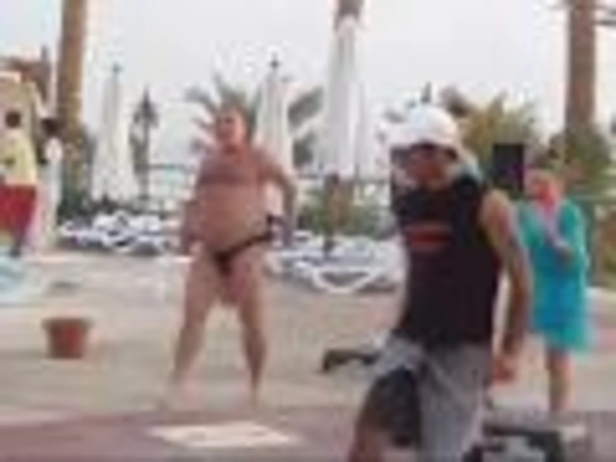 Мужик танцует в Турции
