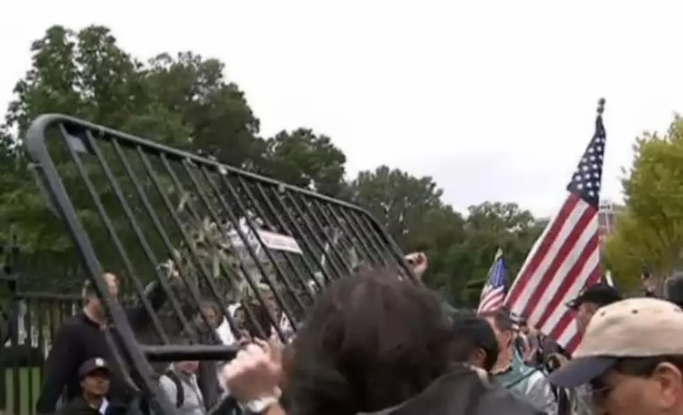 Protesters Remove Barricades Around Landmarks, Dump In Front Of White House [VIDEO]