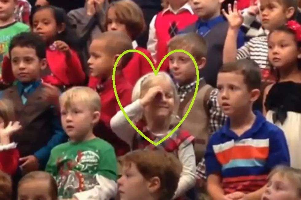 Little Girl Who Signs Christmas Songs for Deaf Parents Will Make Your Day [VIDEO]