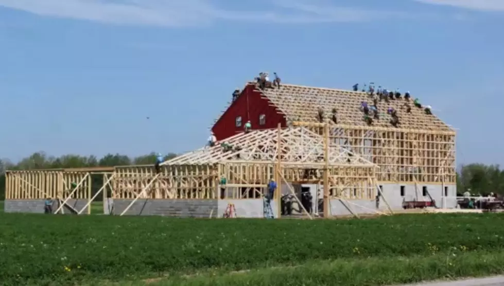 Amish Community Builds Barn in Less Than 24 Hours [VIDEO]