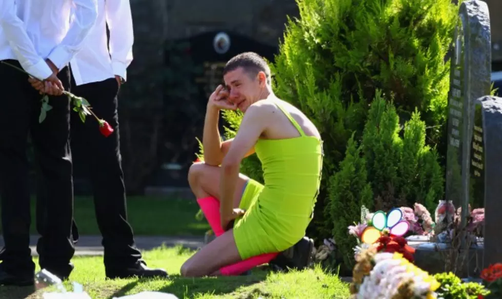 This Guy Wore a Dress to His Friend&#8217;s Funeral