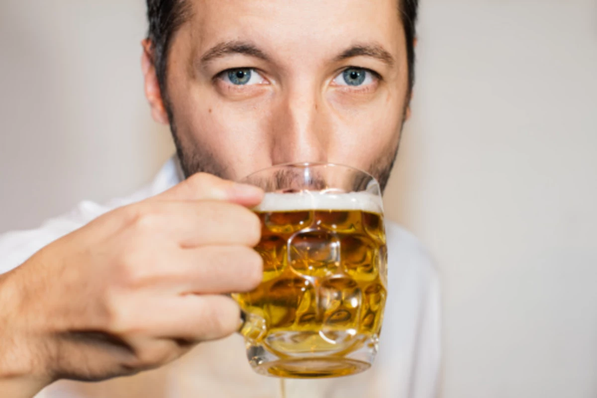 Бежит пить пиво. Мужчина с пивом. Пить пиво. Человек пьет пиво. Мужчина пьет пиво.