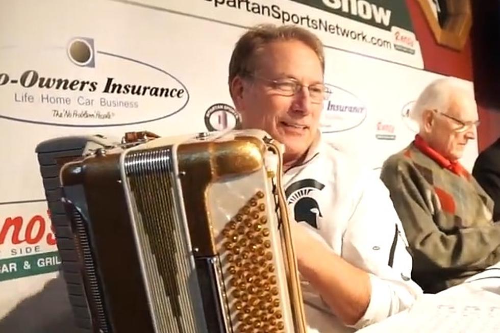 Spartans Search For Lyrics To ‘Jingle Bells’ As Coach Izzo Plays Accordian [VIDEO]