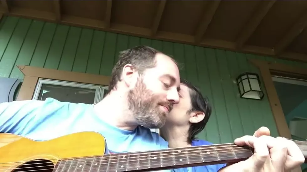 Man Sings A Song For His Mom With Alzheimer&#8217;s [VIDEO]