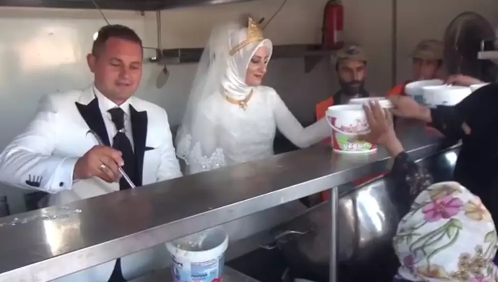 Turkish Couple Feeds Syrian Refugees on Wedding Day [VIDEO]