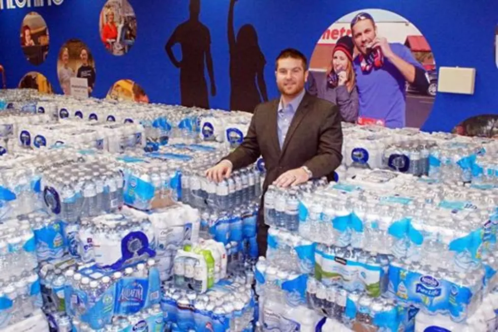 Canadian Hockey Teams Bringing Water to Flint [PHOTOS]
