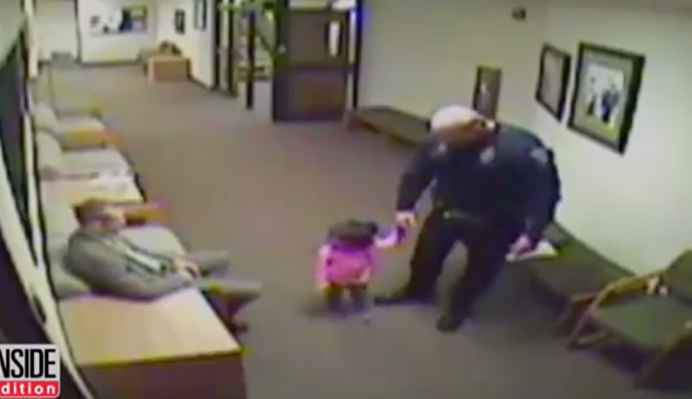 The Good News: Utah Cop Babysits Girl While Dad was in Court [VIDEO]