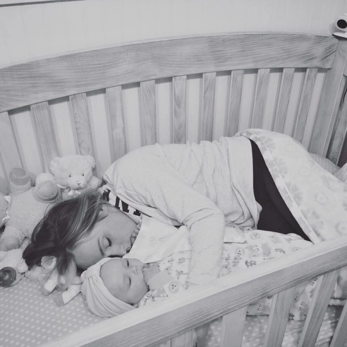 Мама уснула а ее. Кроватка для новорожденного. Ребенок в кроватке. Спящий ребенок. Девушка в детской кроватке.