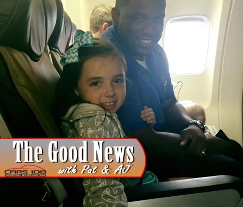 Photo of Flight Attendant and Little Girl Goes Viral – The Good News [PHOTO]